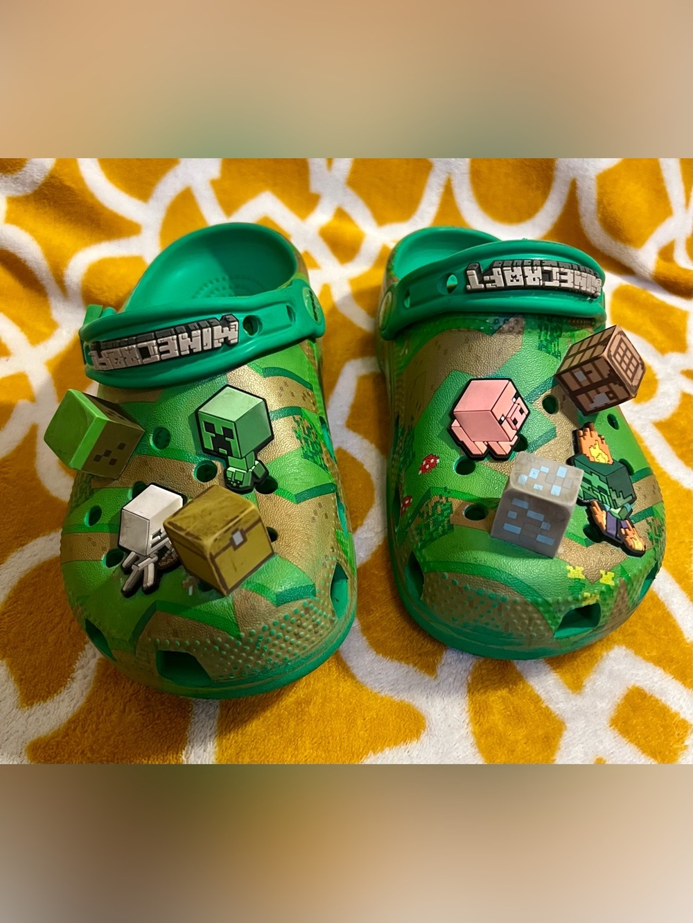 Crocs Classic Clog Unisex Kids Size 2 Green/Gold Minecraft Clogs w/ Jibbitz